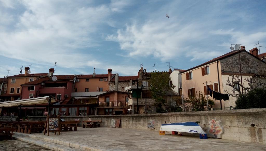 Apartment Nika Umag Buitenkant foto
